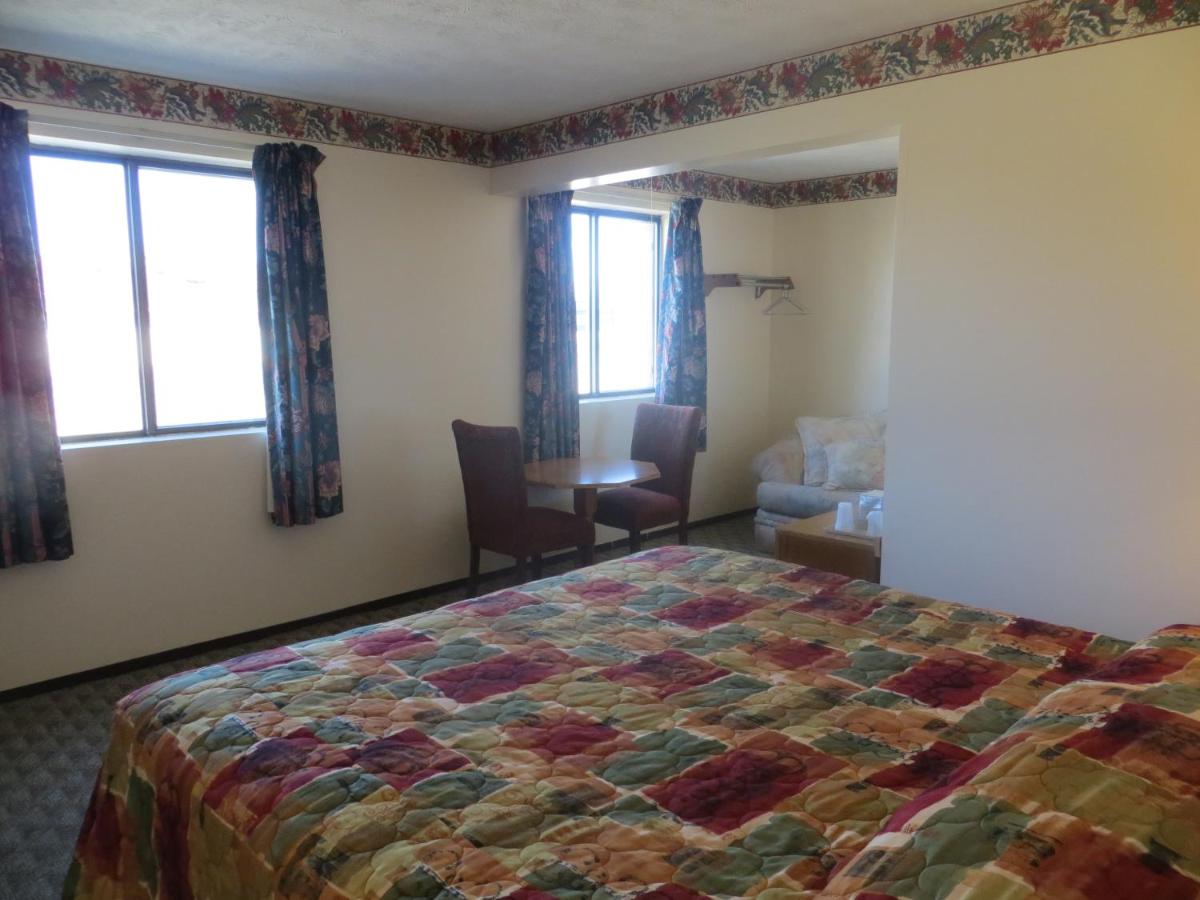 Baxter Inn 4 Less — photo 23