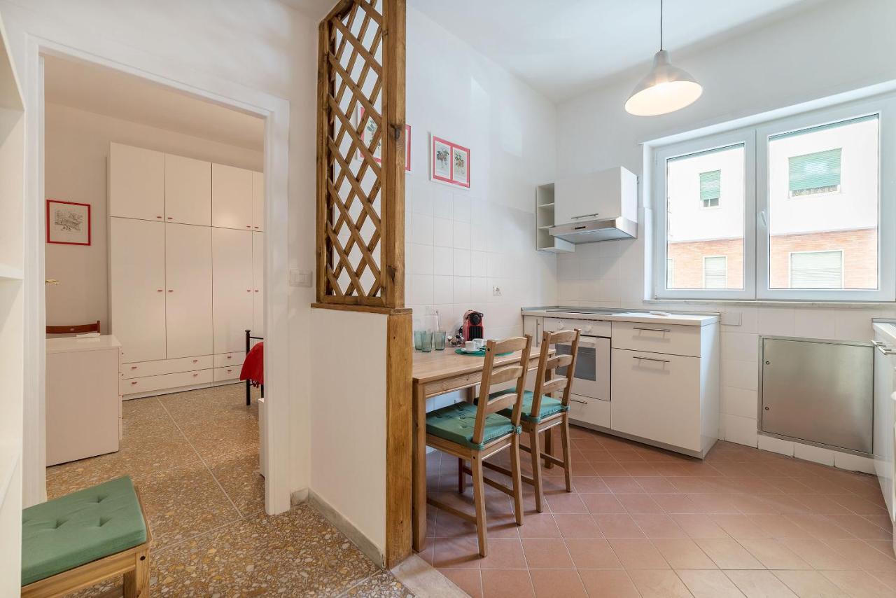 Red & White Vatican Apartment - 4