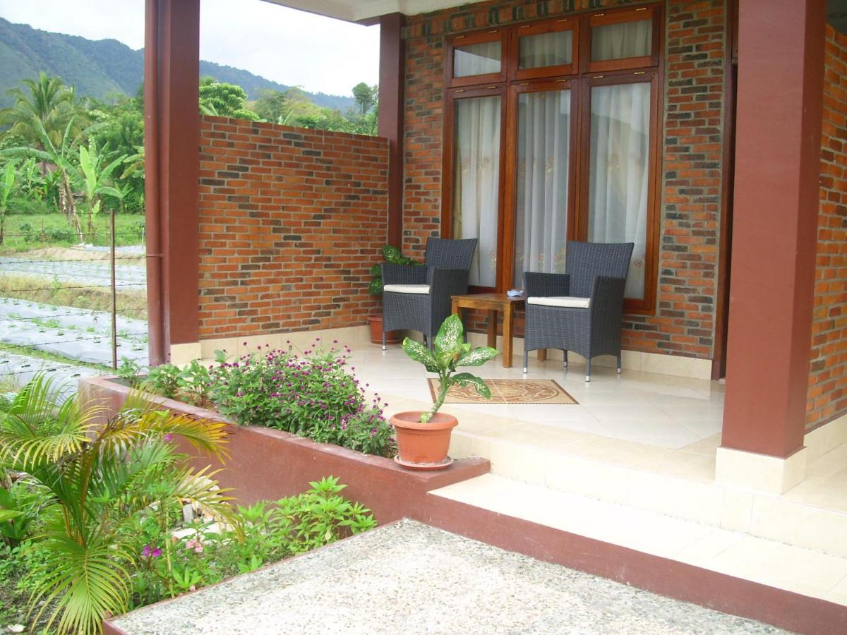 Beach: Toba Village Inn