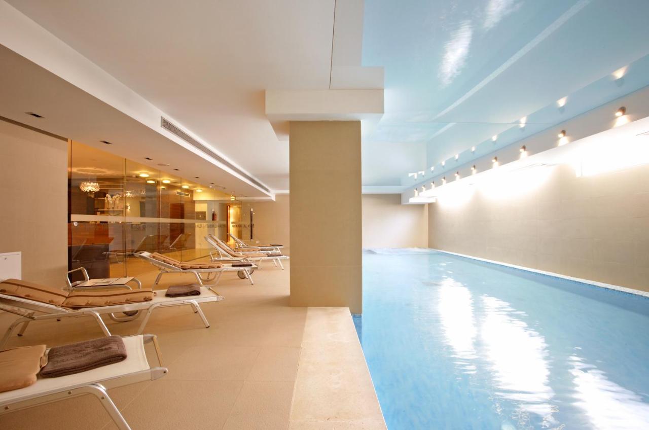 Heated swimming pool: Hotel Atrium