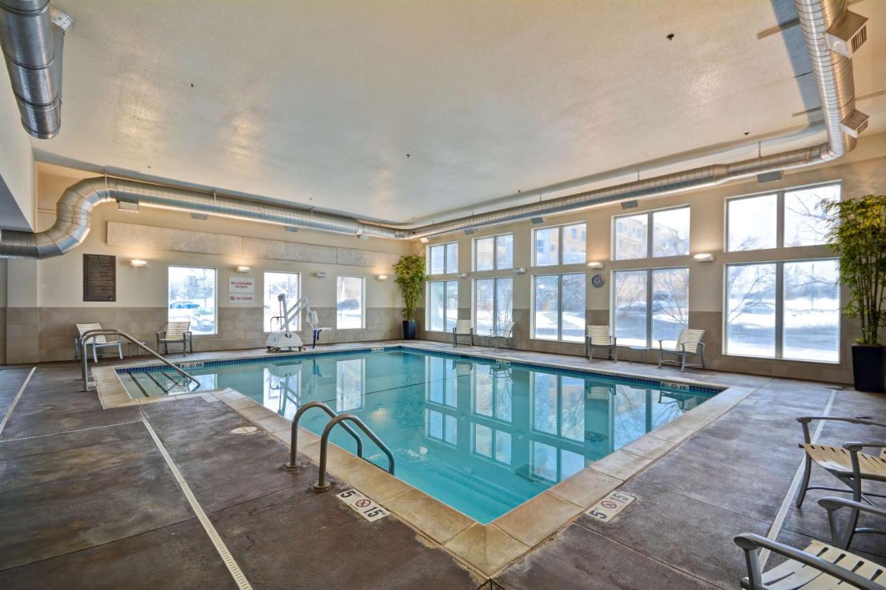 Heated swimming pool: Hyatt Place Chicago/Naperville/Warrenville