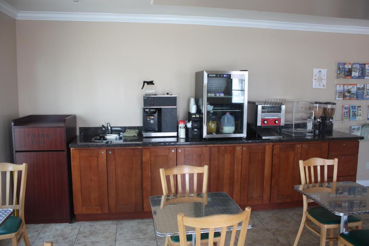 Deluxe Inn — photo 20