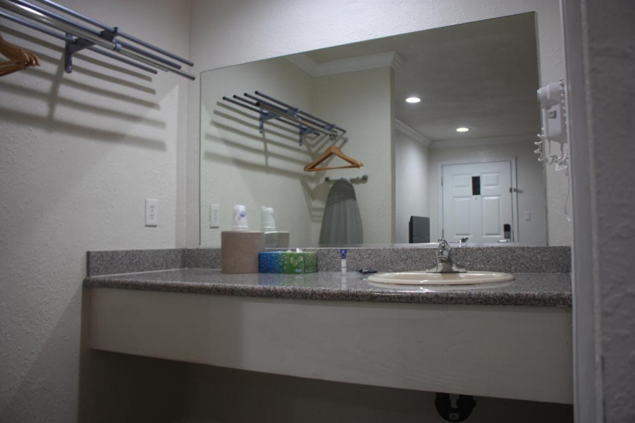 Deluxe Inn — photo 8