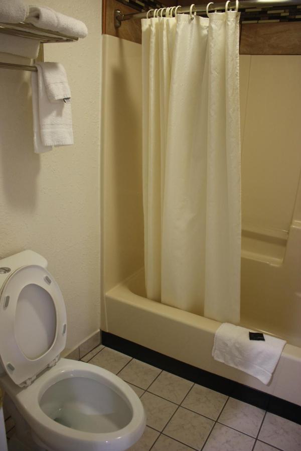 Deluxe Inn — photo 19