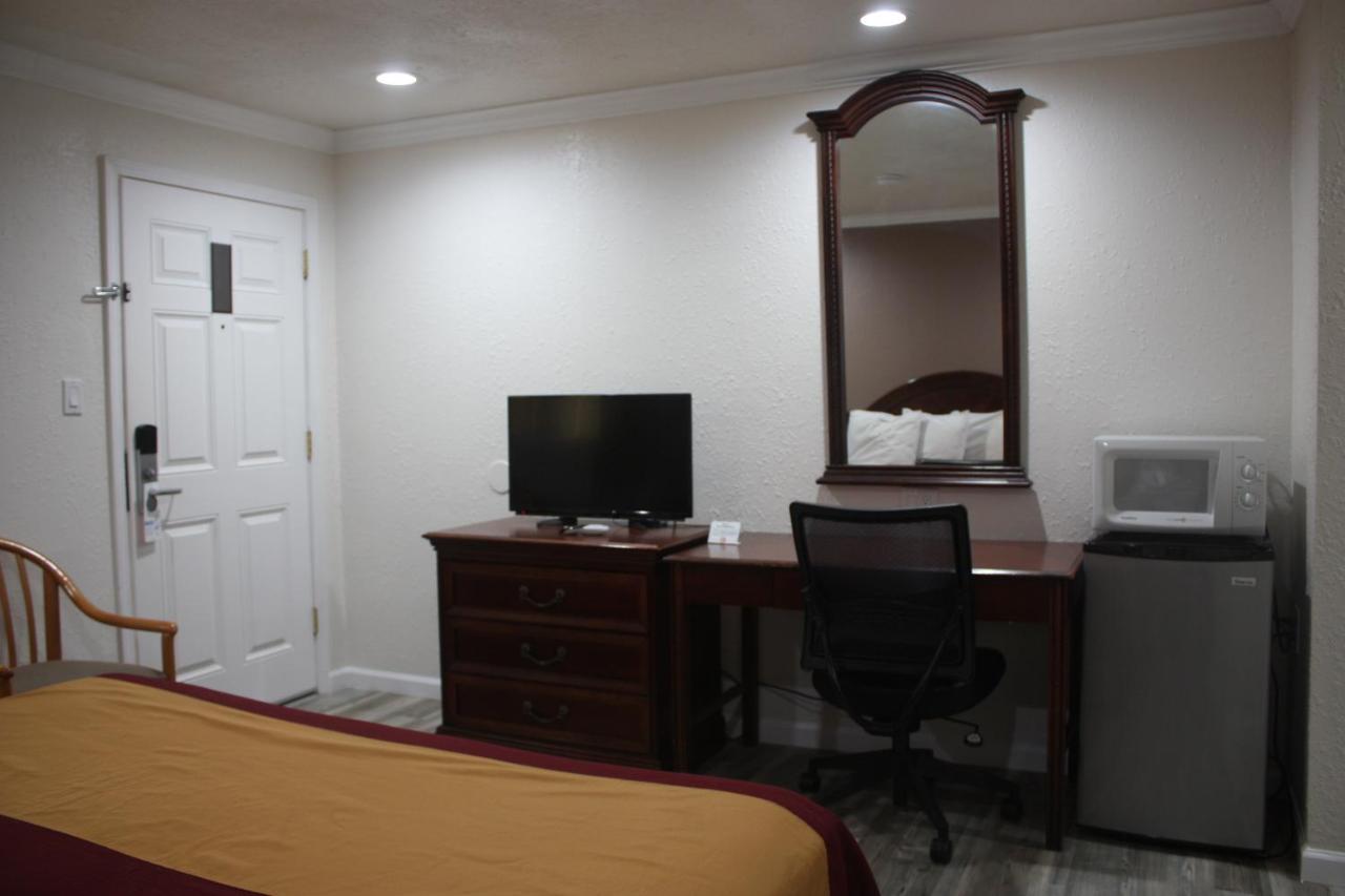 Deluxe Inn — photo 18