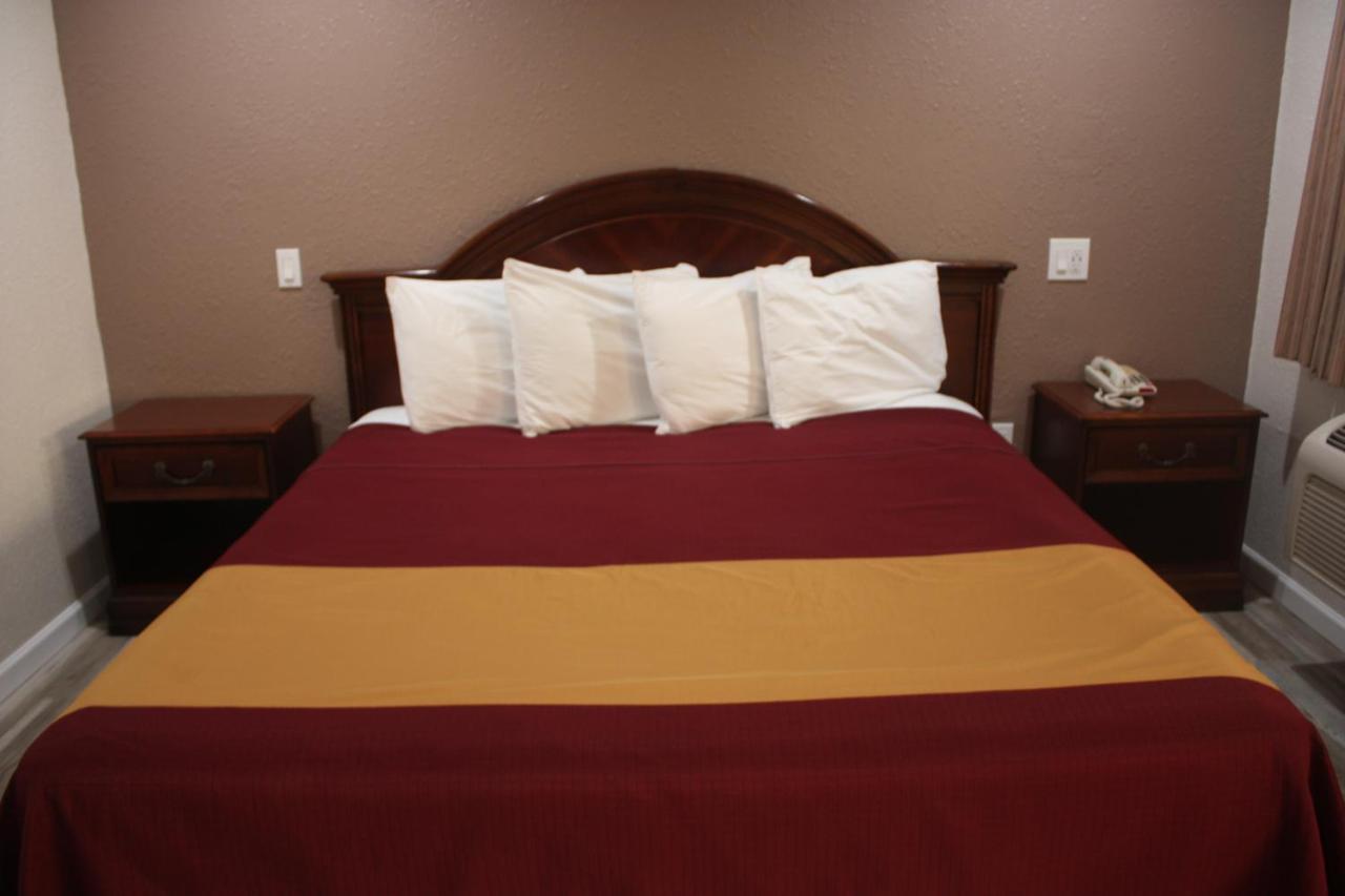 Deluxe Inn — photo 17