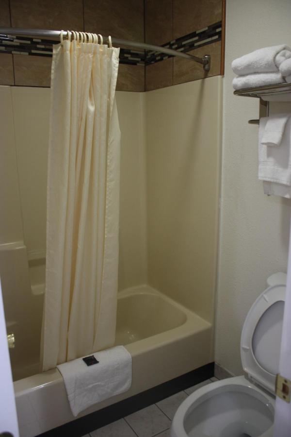 Deluxe Inn — photo 16