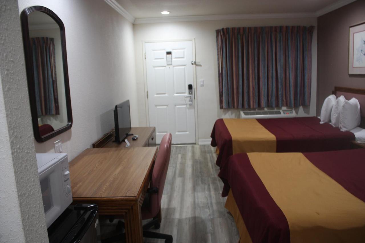 Deluxe Inn — photo 15