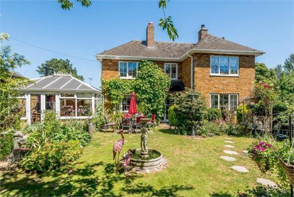 {{ hotelInfo.altText }}