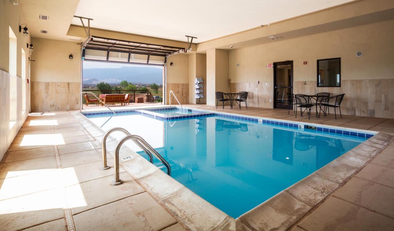 Heated swimming pool: Red Sands Hotel