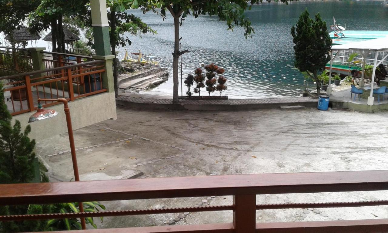 Beach: Pandu Lakeside Hotel Parapat