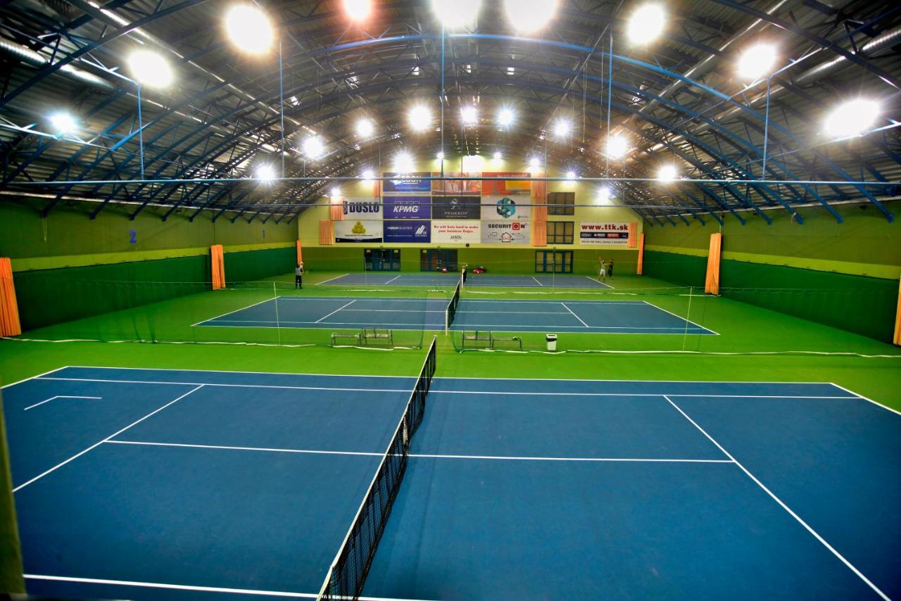 Tennis court: Hotel SET