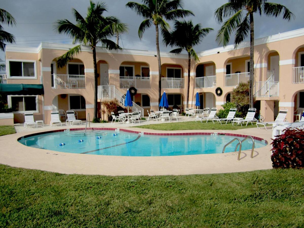 Heated swimming pool: Coral Key Inn