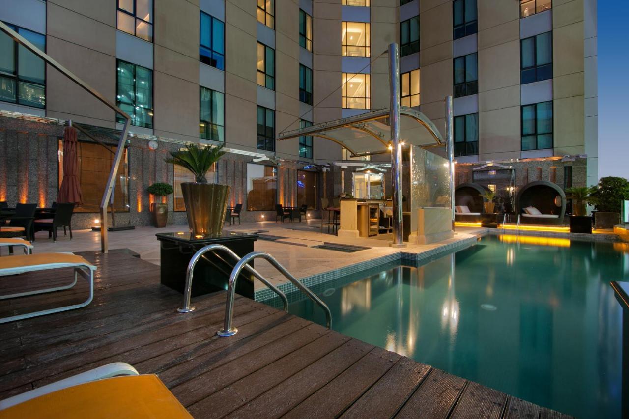 Rooftop swimming pool: Radisson Blu Hotel, Dubai Media City