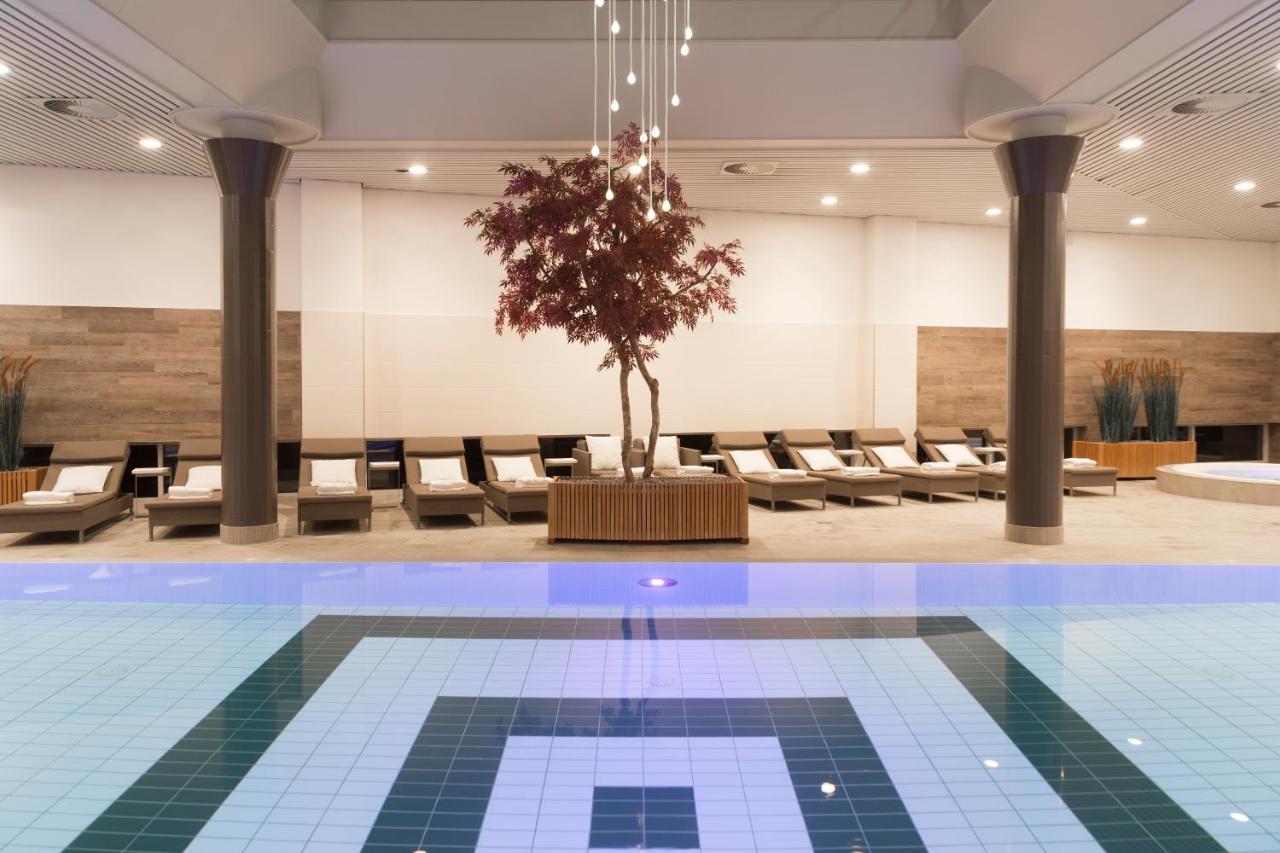 Heated swimming pool: Hotel Okura Amsterdam – The Leading Hotels of the World