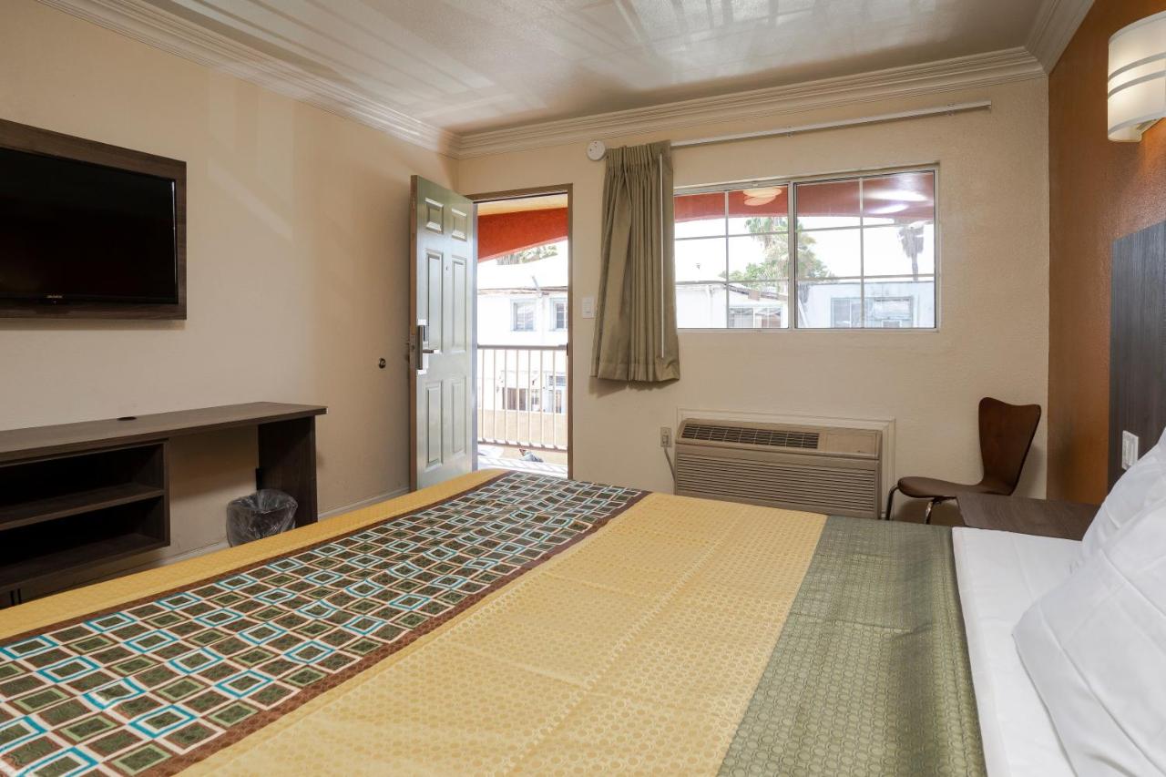 Economy Inn Hollywood - 4