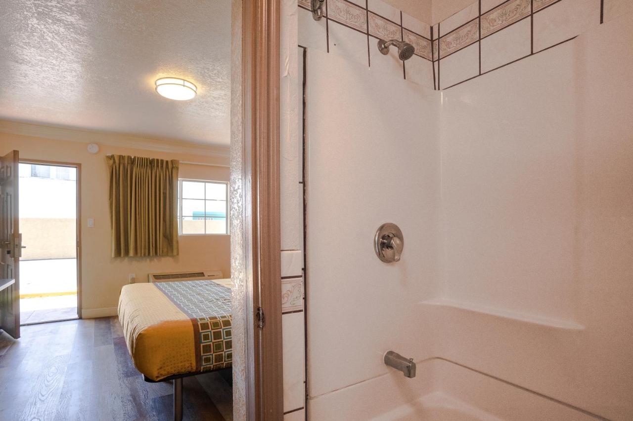 Economy Inn Hollywood — photo 16