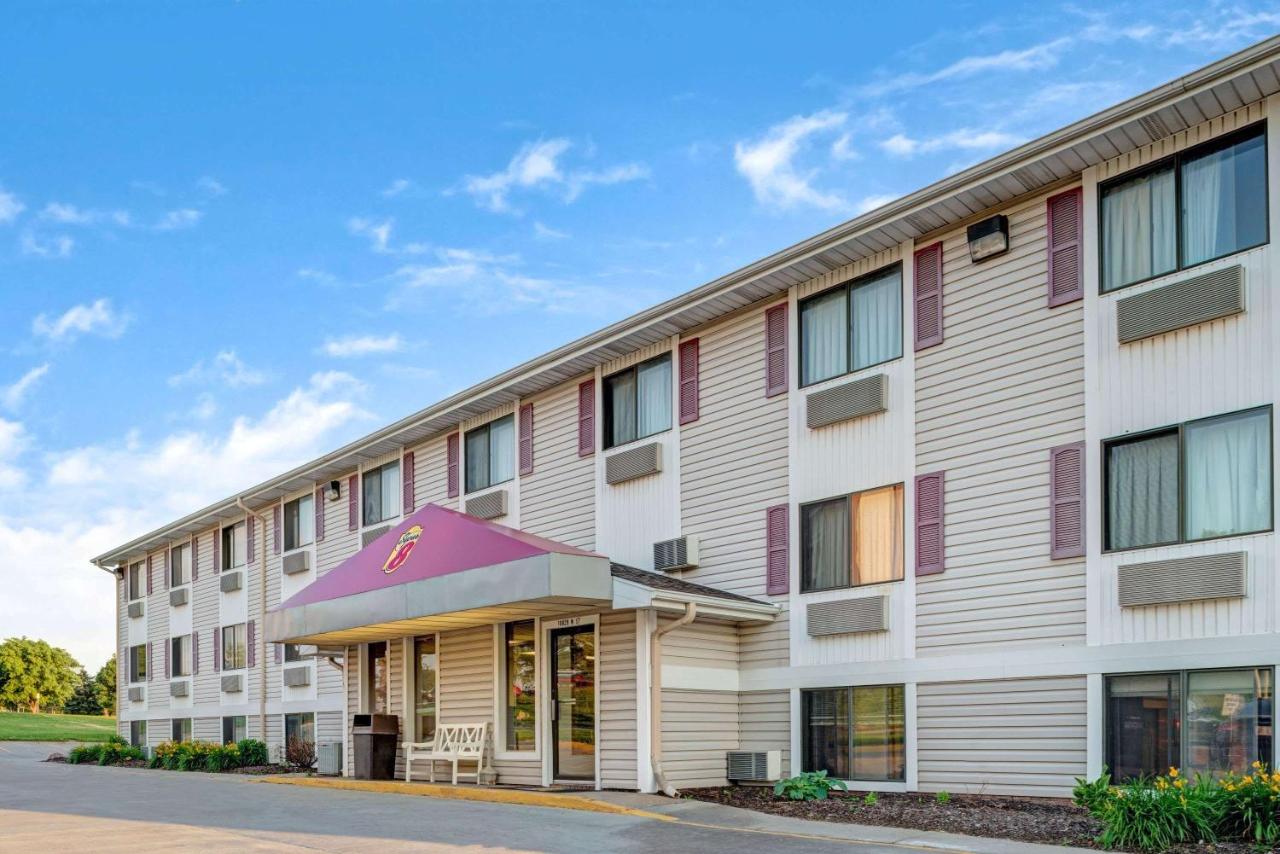 {{ hotelInfo.altText }}