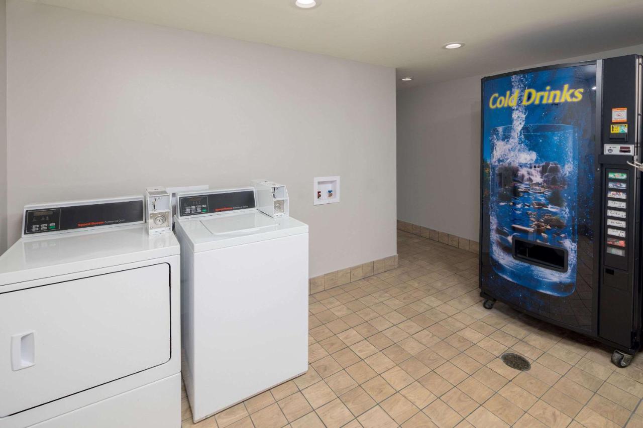 Days Inn & Suites by Wyndham Athens photo