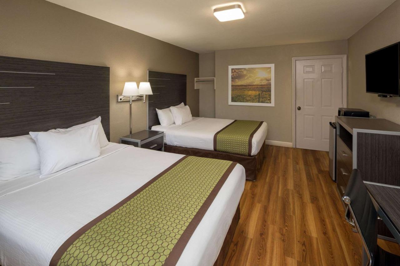 Days Inn & Suites by Wyndham Athens photo