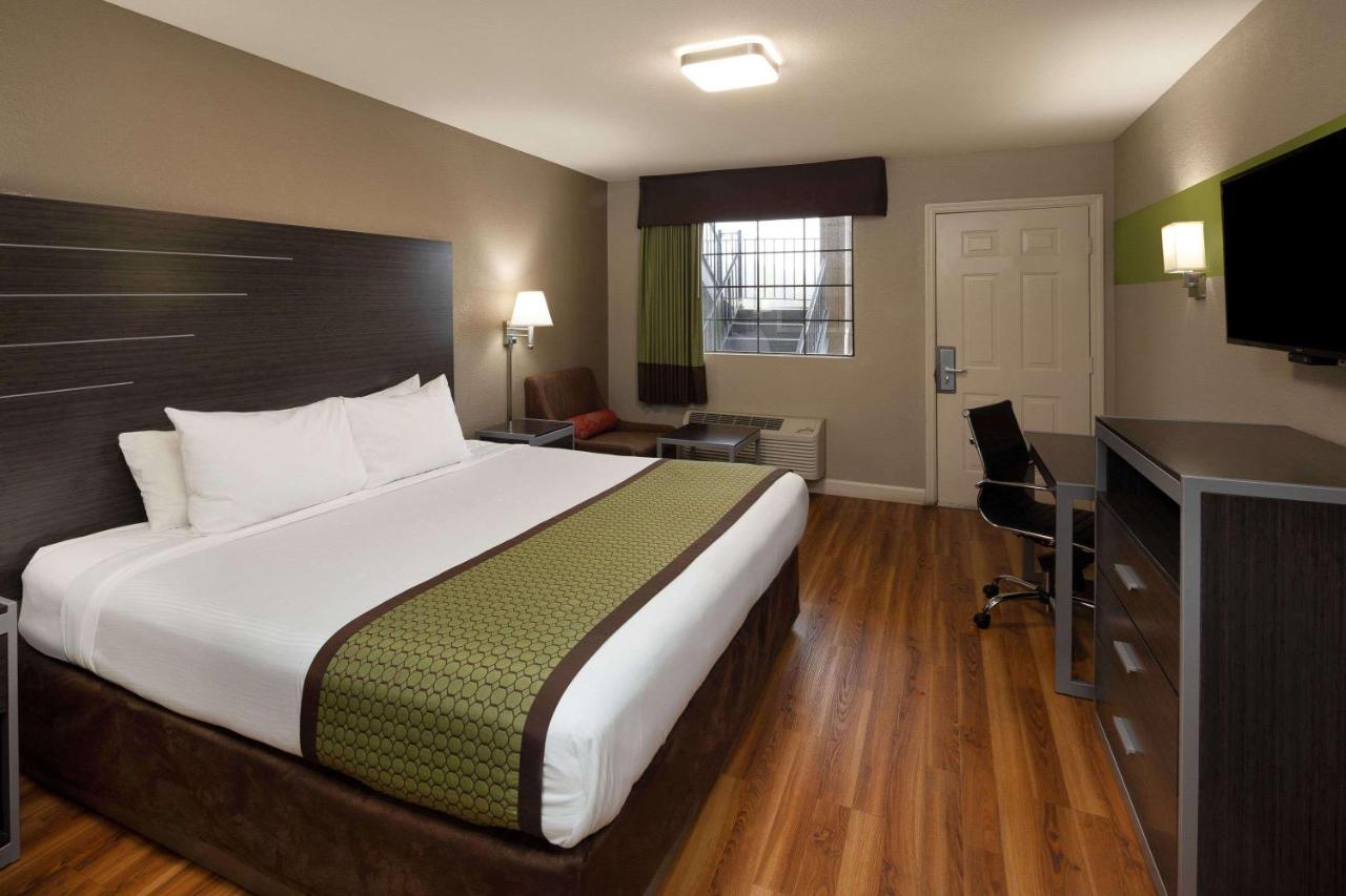 Days Inn & Suites by Wyndham Athens photo