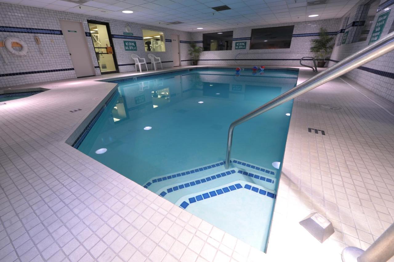 Heated swimming pool: Shilo Inn Suites Hotel - Nampa Suites
