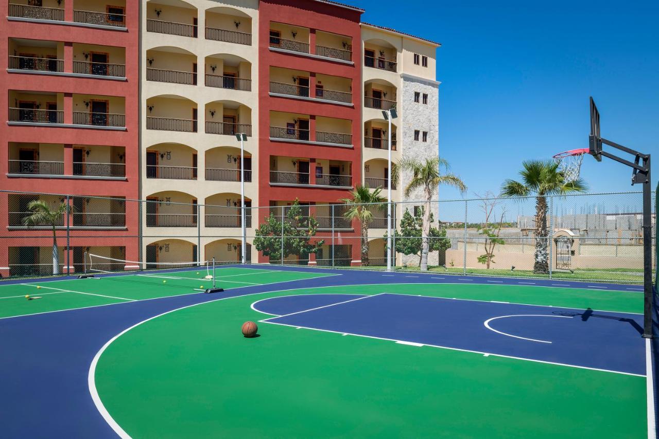 Tennis court: El Encanto All Inclusive Resort