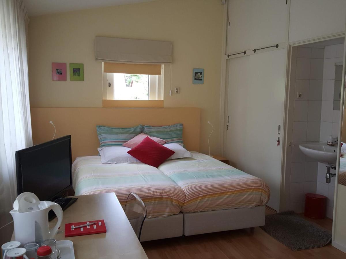 Een bed of bedden in een kamer bij B&B De Slaperije