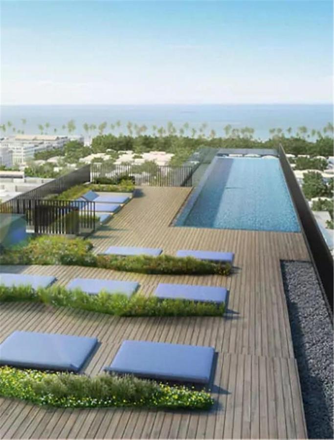 Rooftop swimming pool: The Deck Patong by VIP