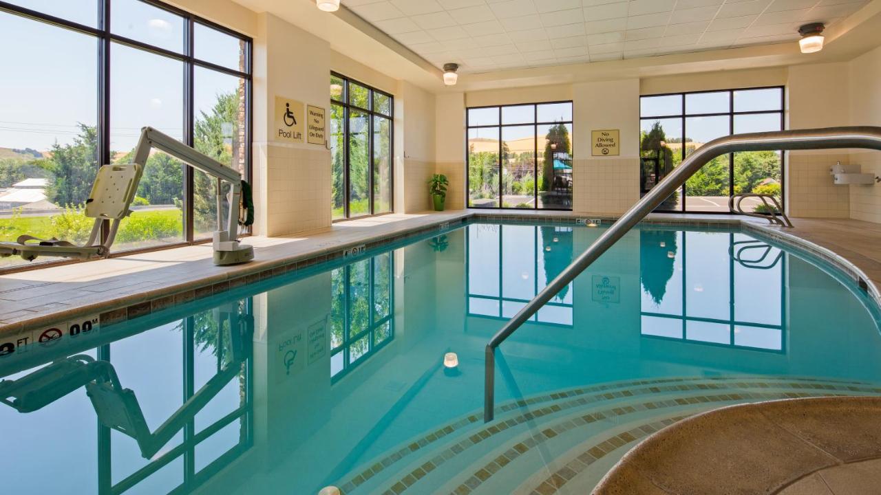 Heated swimming pool: Best Western Plus Dayton