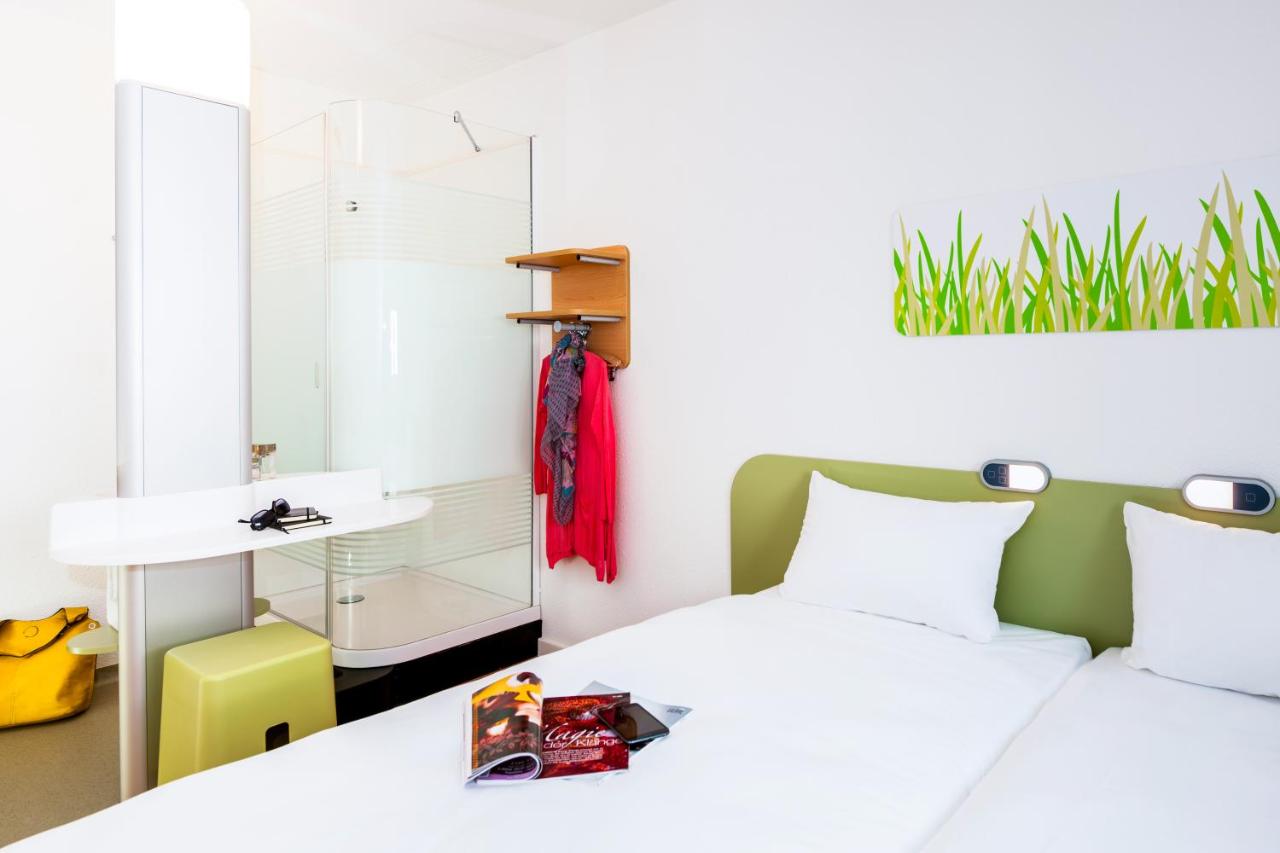 Een bed of bedden in een kamer bij Ibis budget Koeln Messe