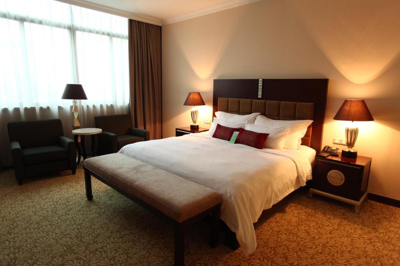 Dong Fang Hotel Guangzhou photo