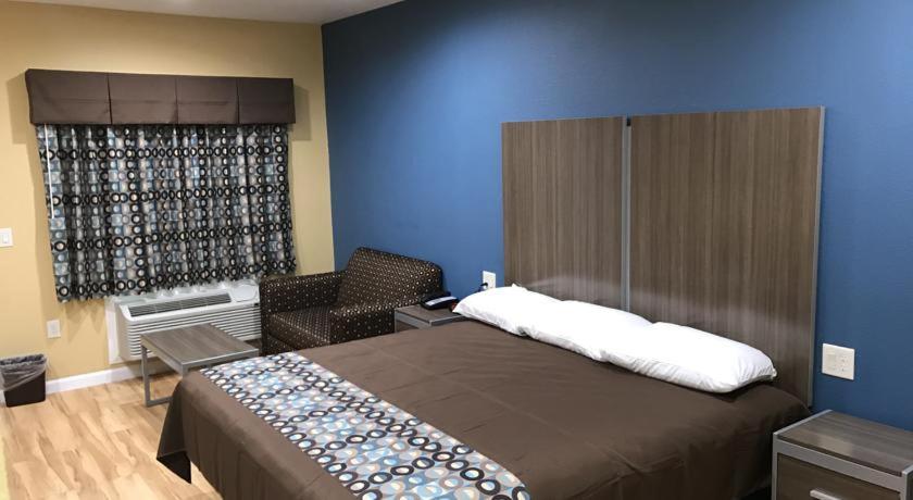 Deluxe Inn — photo 18