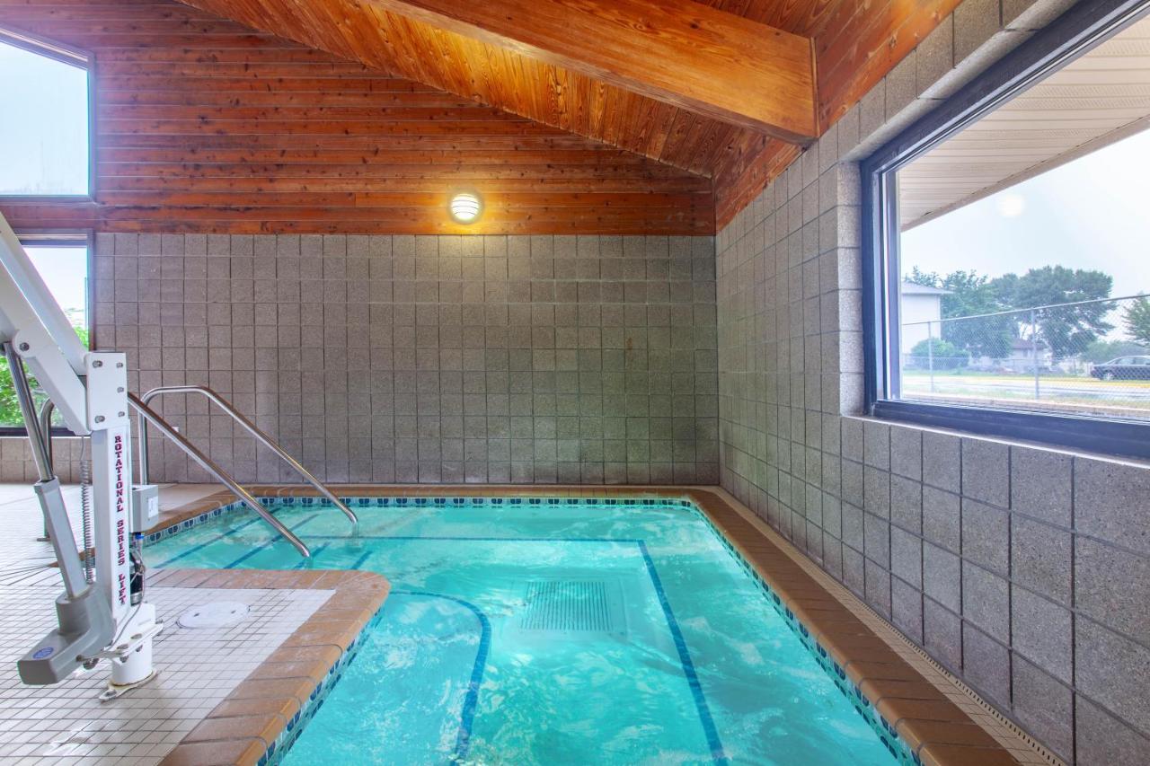 Heated swimming pool: AmericInn by Wyndham Mankato Event Center near MSU