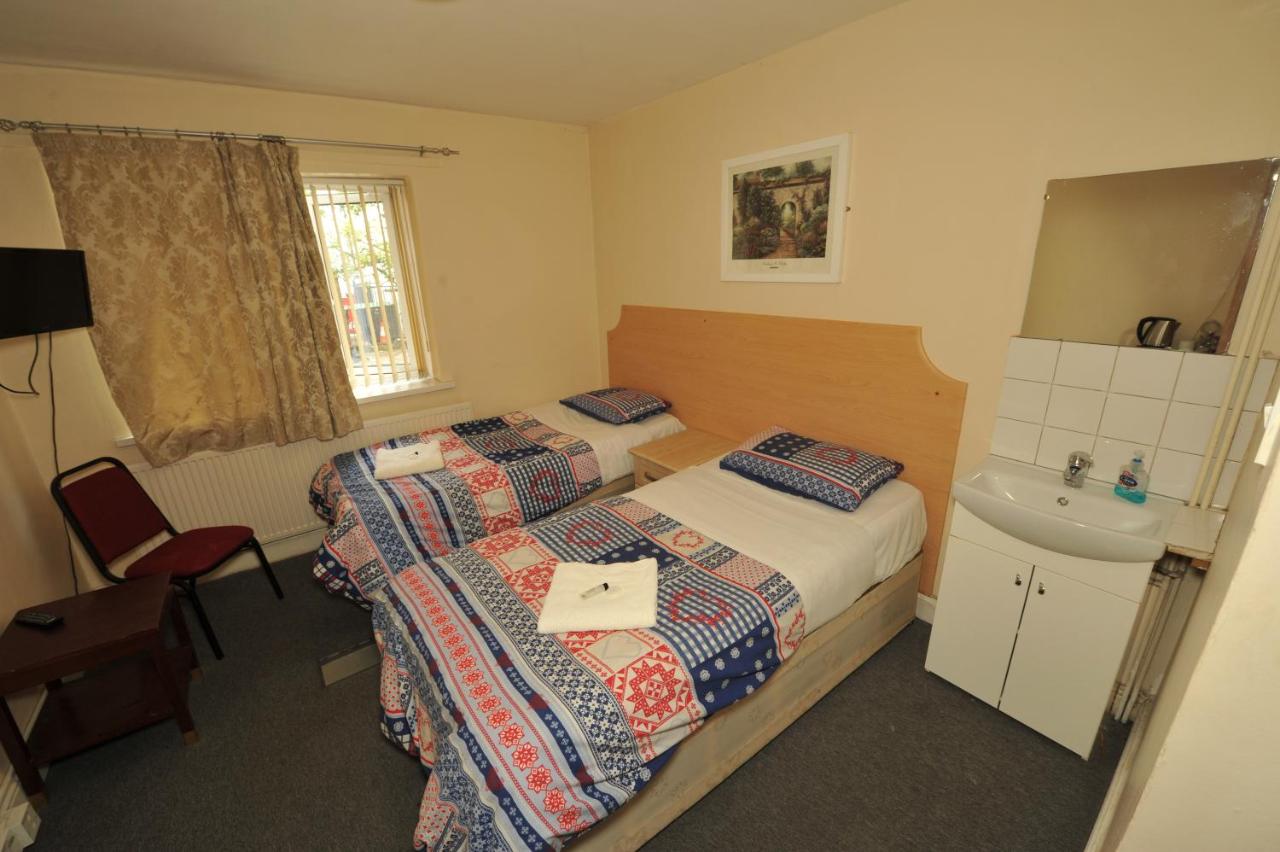 Acton Town Hotel - Laterooms