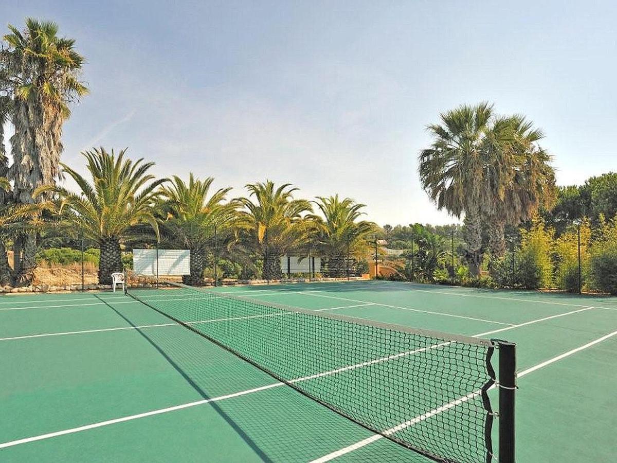 Tennis court: Pestana Palm Gardens