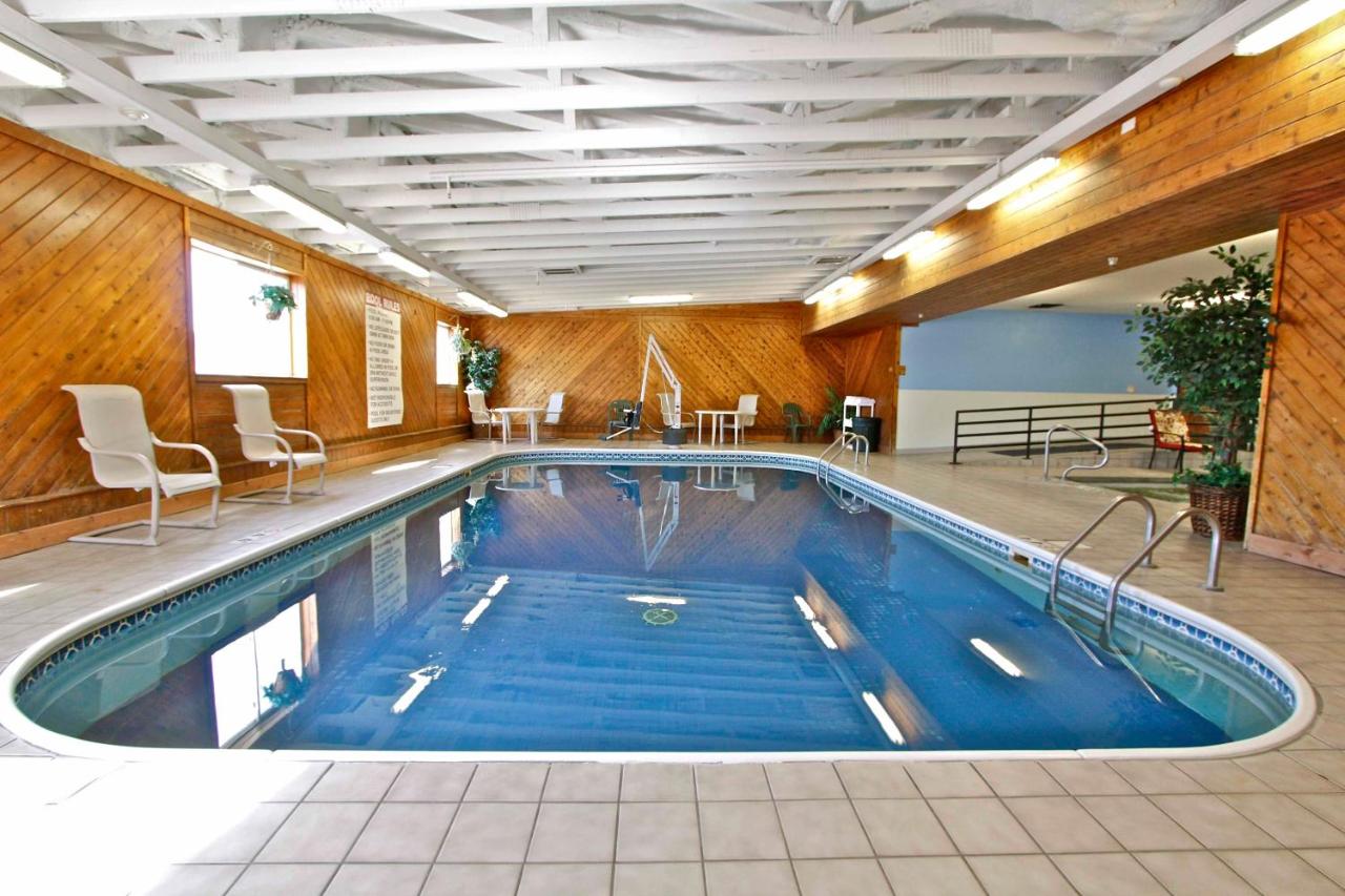 Heated swimming pool: Governors Inn a Travelodge by Wyndham