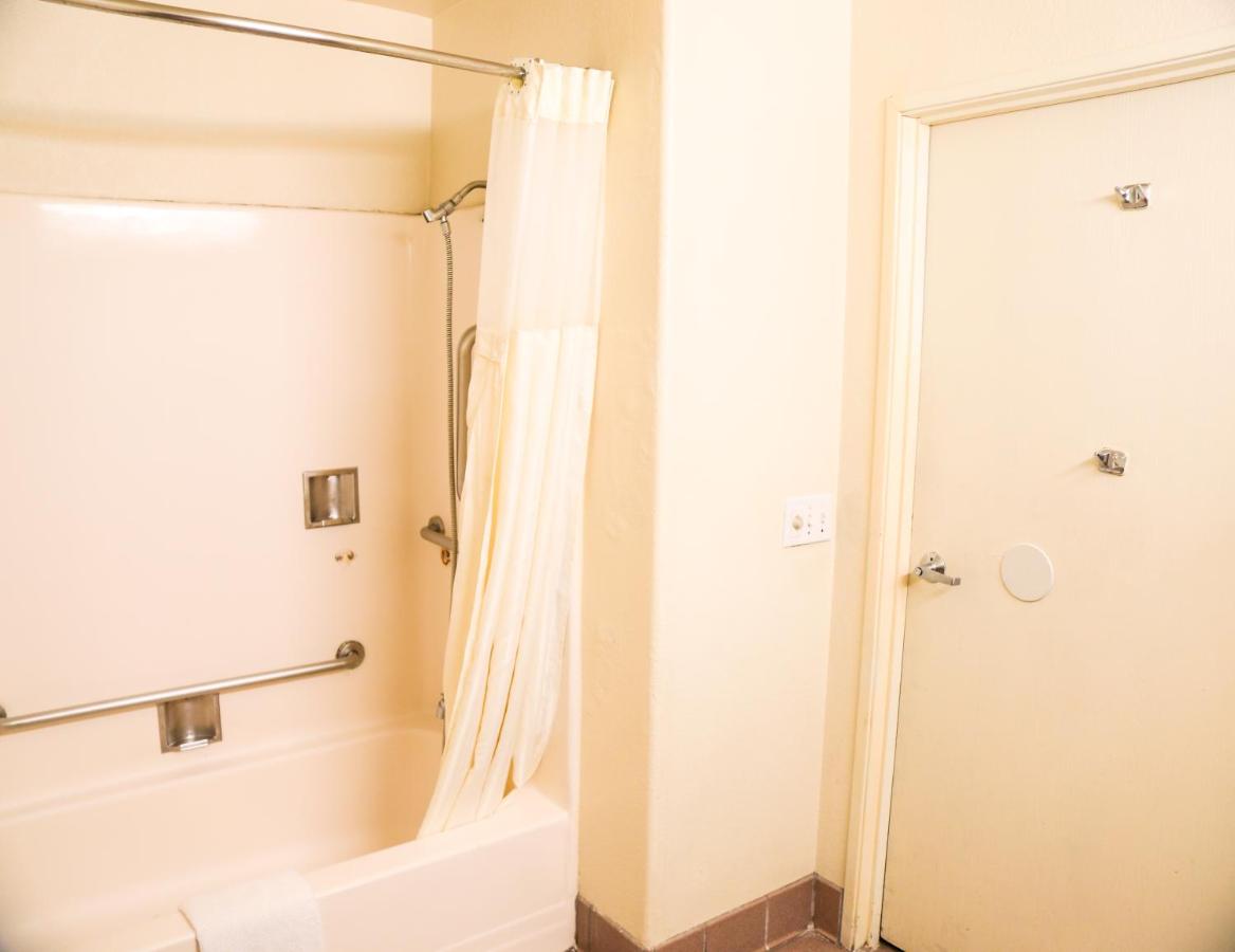 Budget Inn — photo 10