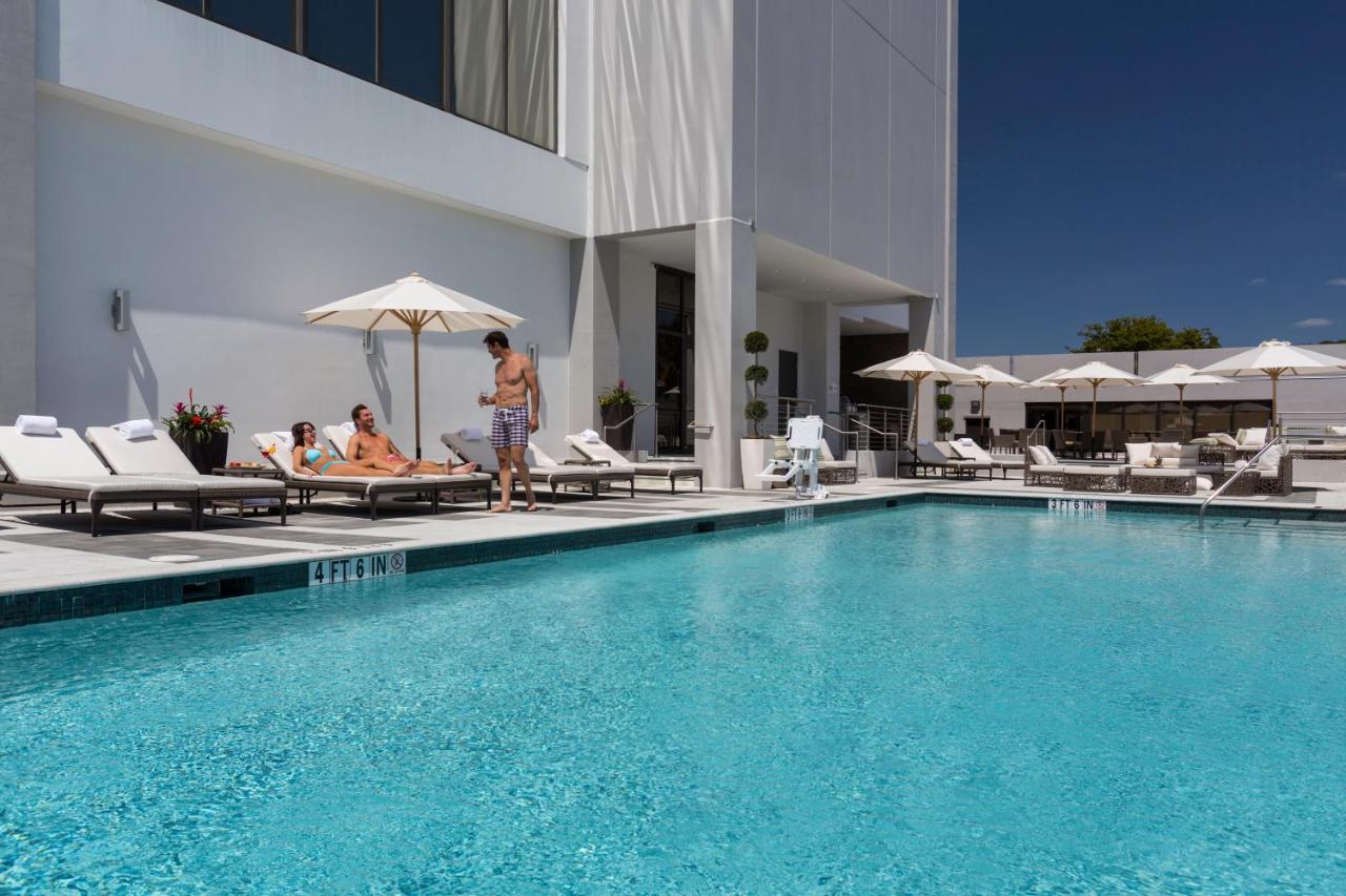 Heated swimming pool: EB Hotel Miami Airport