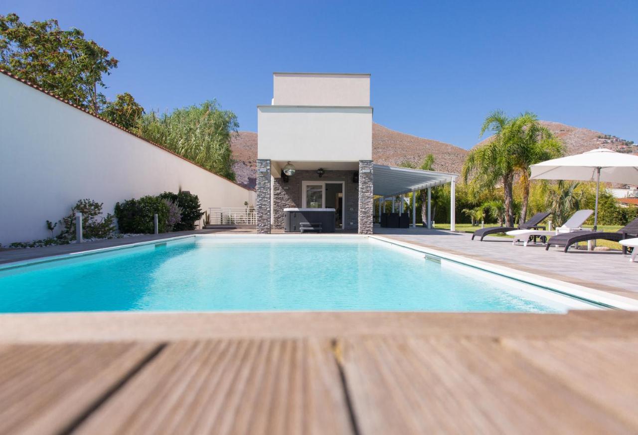 Heated swimming pool: Luxury Villa Spa