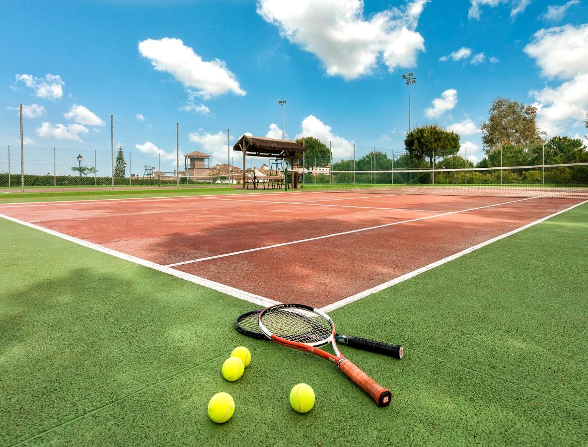 Tennis court: La Cala Resort