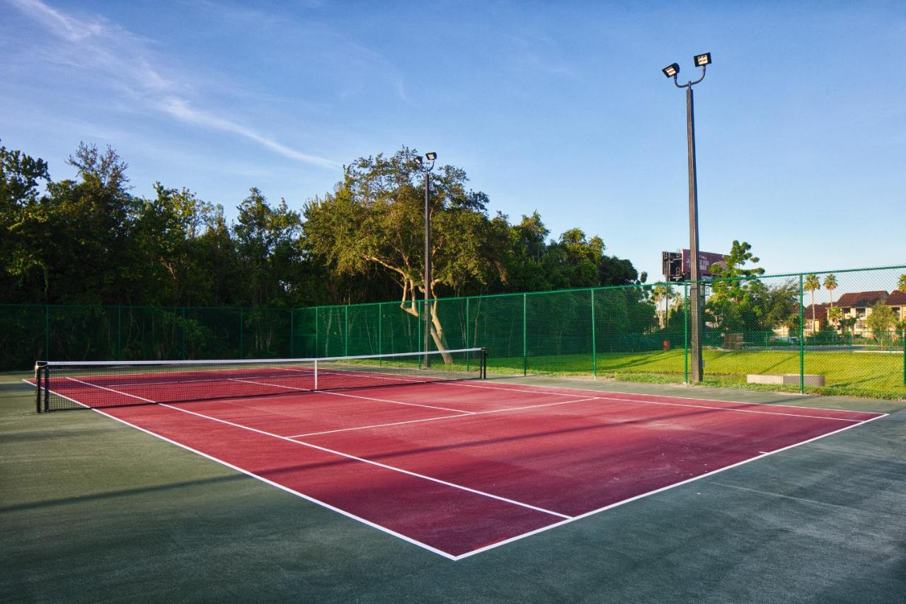Tennis court: Red Lion Hotel Orlando Lake Buena Vista South- Near Disney