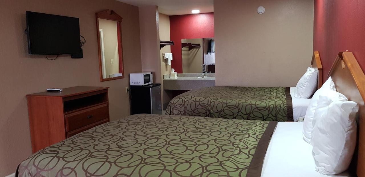 Deluxe Inn — photo 17