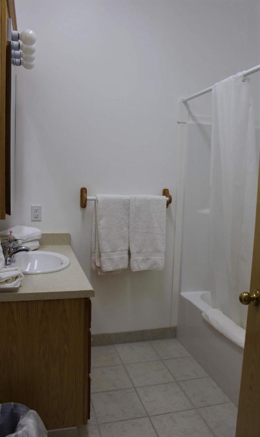 Zions Most Wanted Hotel — photo 14