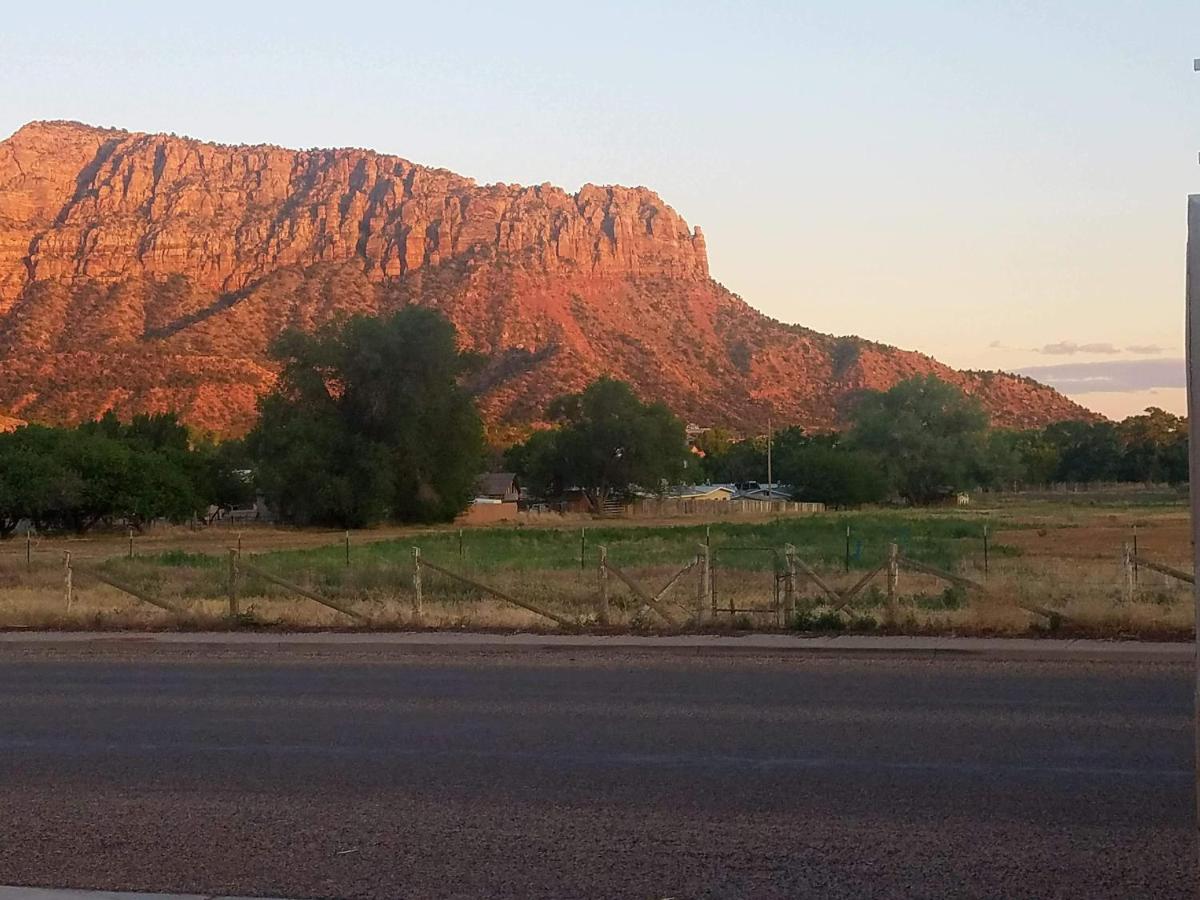Zions Most Wanted Hotel — photo 12