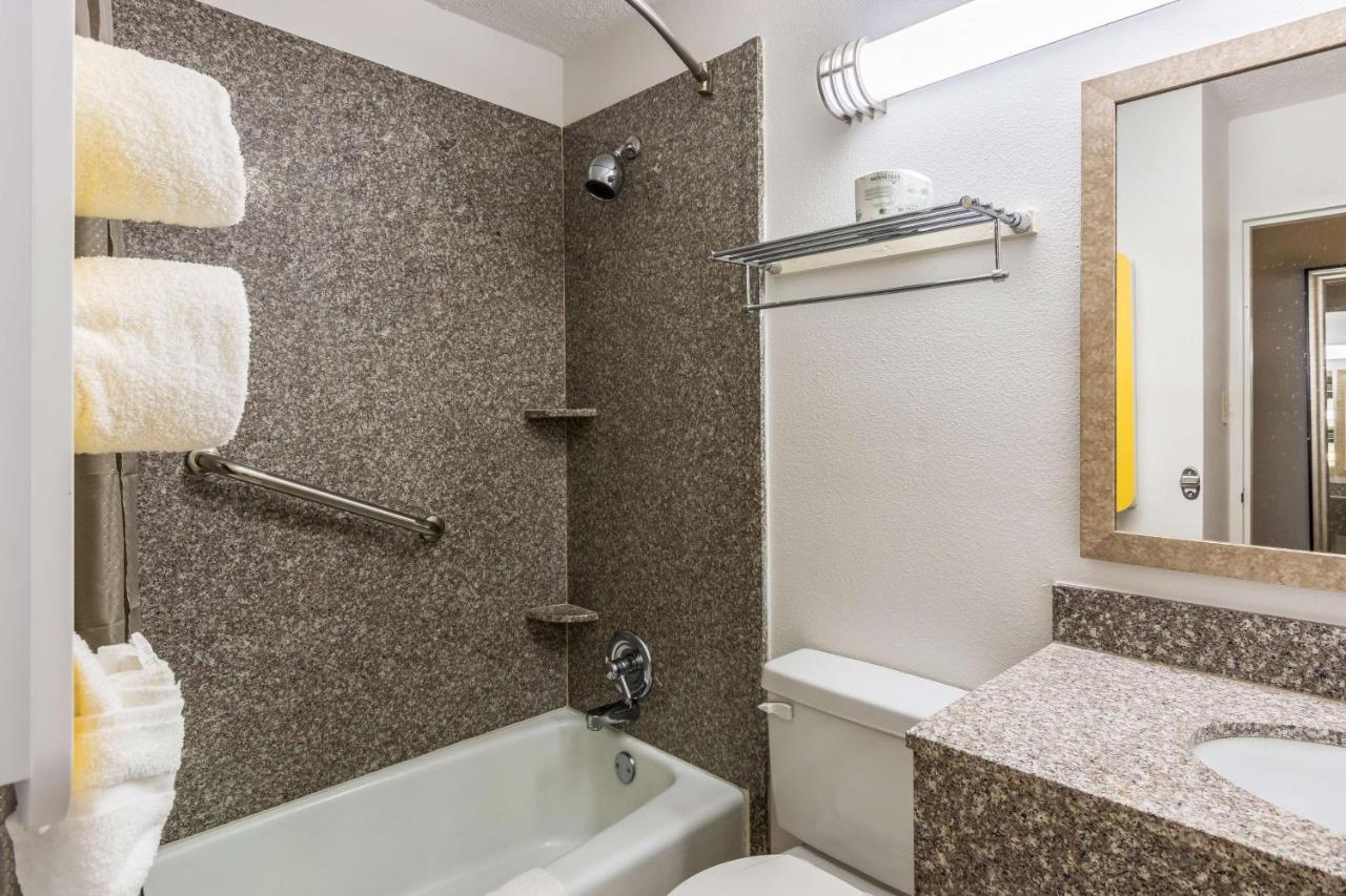 Budget Motor Inn - Petersburg / Fort Lee — photo 6