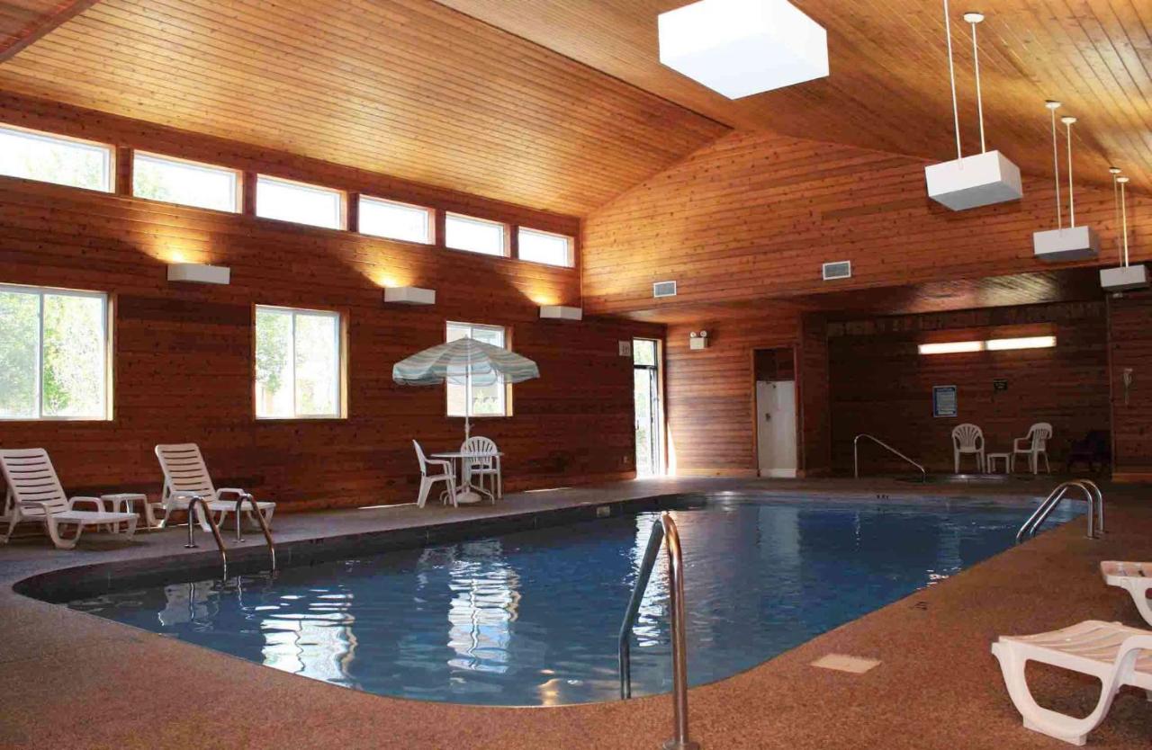 Heated swimming pool: Best Western Lee's Motor Inn