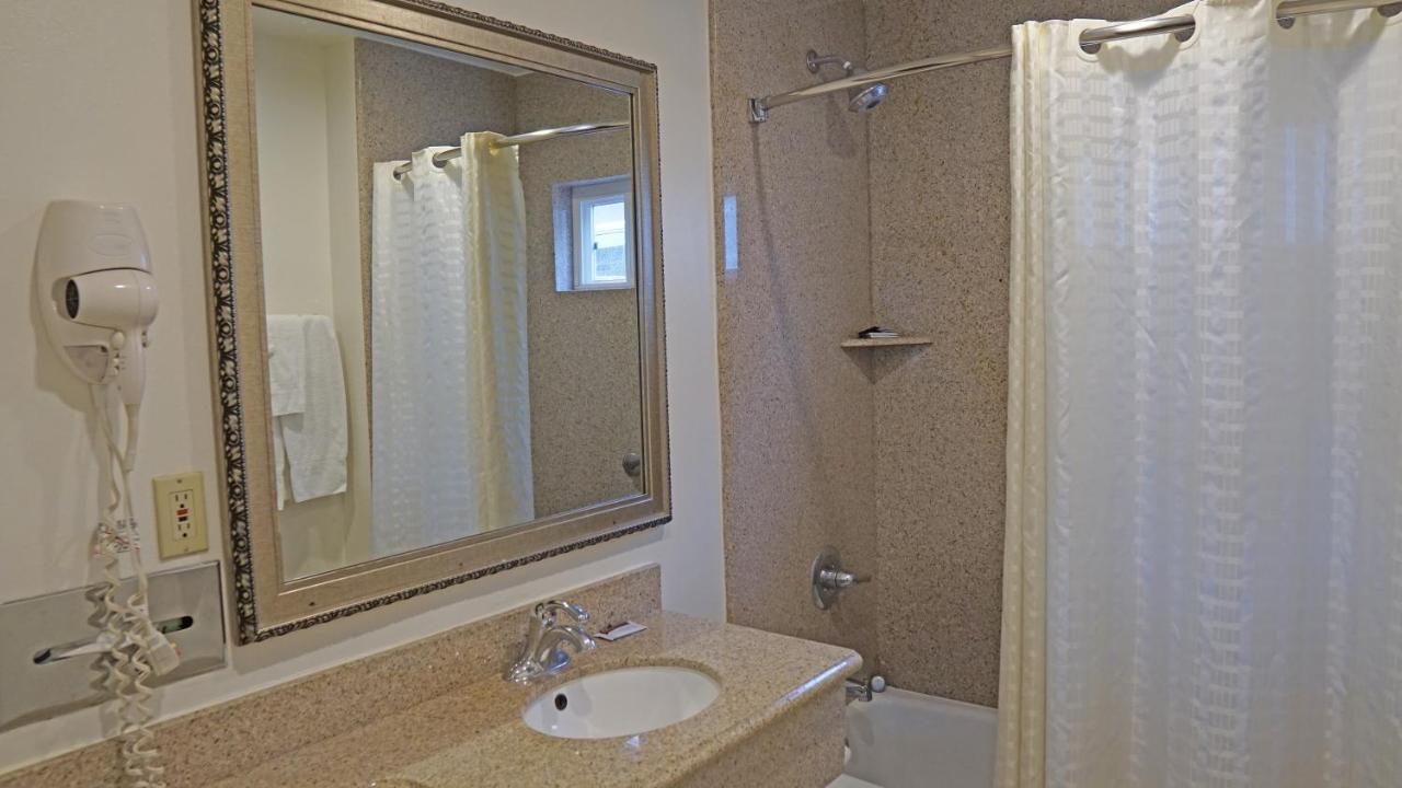 Redondo Inn and Suites — photo 8