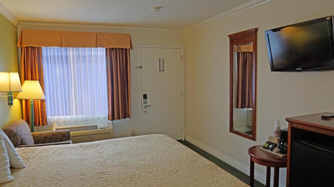 Redondo Inn and Suites — photo 10