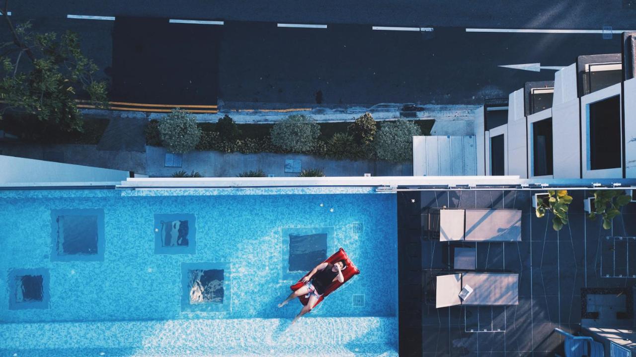 Rooftop swimming pool: Hotel NuVe Urbane